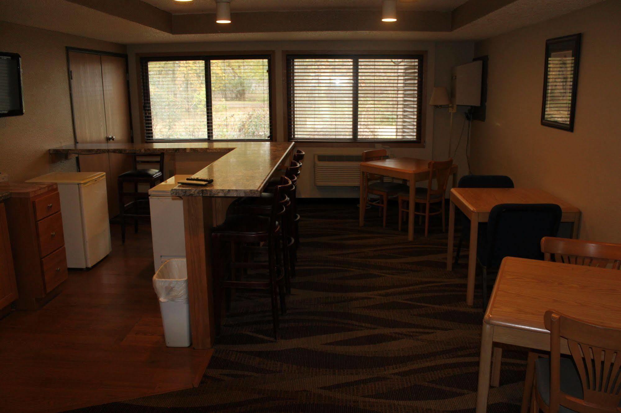 Boarders Inn And Suites By Cobblestone Hotels - Ripon Buitenkant foto
